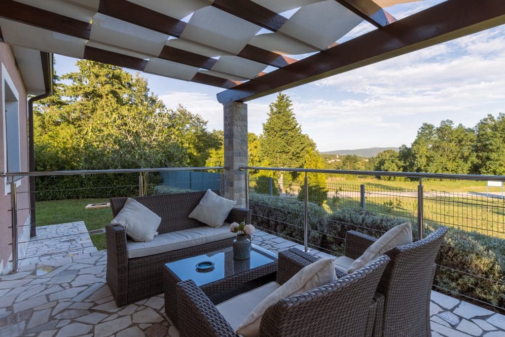 Read more about the article Pergolas and Landscaping: Integrating Nature into Your Design