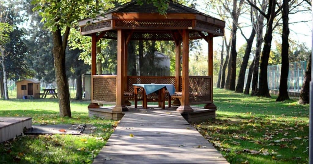 Read more about the article Pergola Accessories: Personalize Your Outdoor Space